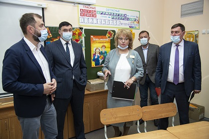 Александр Ведерников и Руслан Болотов оценили противоковидные меры в иркутских школах